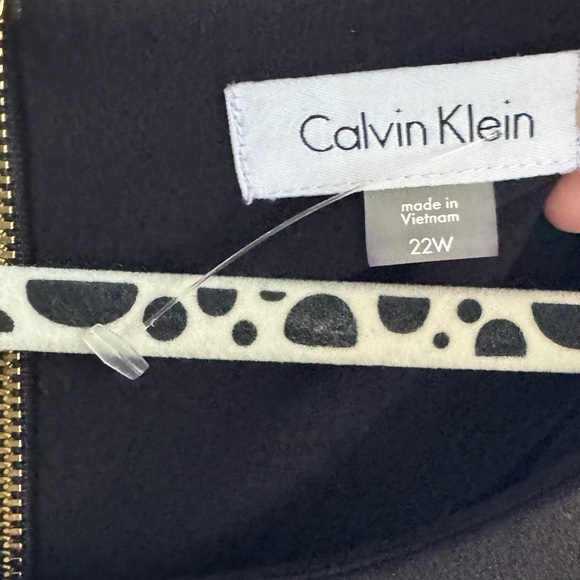 Calvin Klein Bell sleeve sheath dress Black Size 22
(Fits close to the body) EUC - Picture 8 of 8